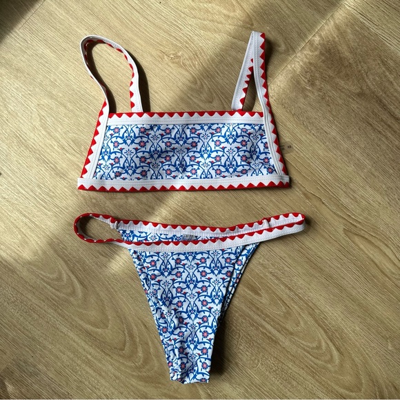 Bikini - Picture 1 of 2